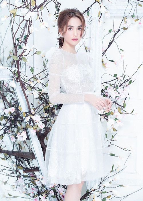 Chân dài gốc Trà Vinh từng có mối tình đầy ồn ào với tỷ phú Hoàng Kiều và đại gia người Singapore trước khi quyết định giấu nhẹm chuyện tình cảm.