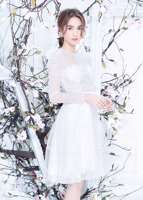 Chân dài gốc Trà Vinh từng có mối tình đầy ồn ào với tỷ phú Hoàng Kiều và đại gia người Singapore trước khi quyết định giấu nhẹm chuyện tình cảm.