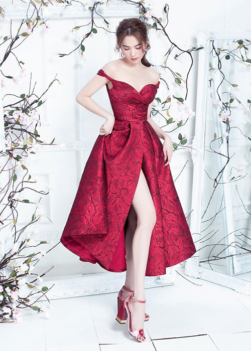 Với thu nhập khủng, Ngọc Trinh có cuộc sống sang chảnh: đi xe tiền tỷ, ở nhà 50 tỷ, thường xuyên mua hàng hiệu.