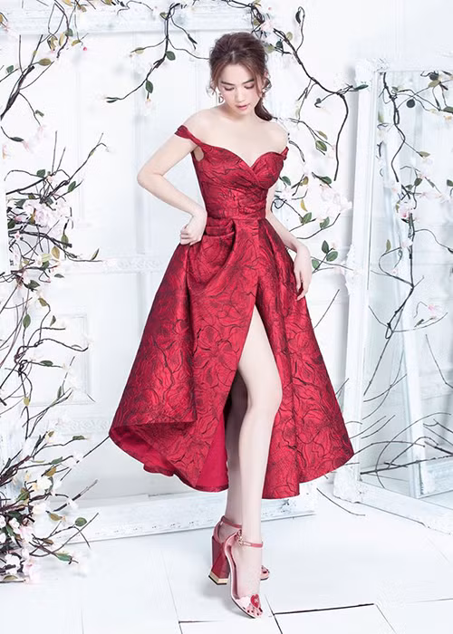 Với thu nhập khủng, Ngọc Trinh có cuộc sống sang chảnh: đi xe tiền tỷ, ở nhà 50 tỷ, thường xuyên mua hàng hiệu.