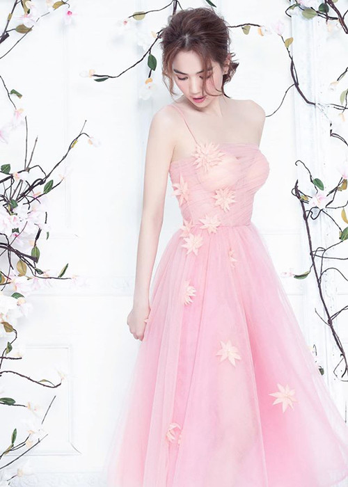 Tuy nhiên, người đẹp mất điểm vì để lộ nội y khi diện một mẫu váy xuyên thấu.