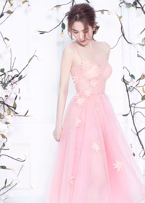 Tuy nhiên, người đẹp mất điểm vì để lộ nội y khi diện một mẫu váy xuyên thấu.