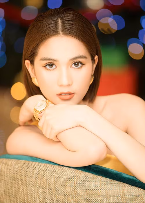 Mới đây, Ngọc Trinh tiết lộ ngày chốt 4 tỷ tiền đơn hàng, doanh thu 1,6 tỷ. Thông tin này khiến dư luận xôn xao. Trước khi làm CEO, Ngọc Trinh đã có kinh nghiệm trong việc kinh doanh.