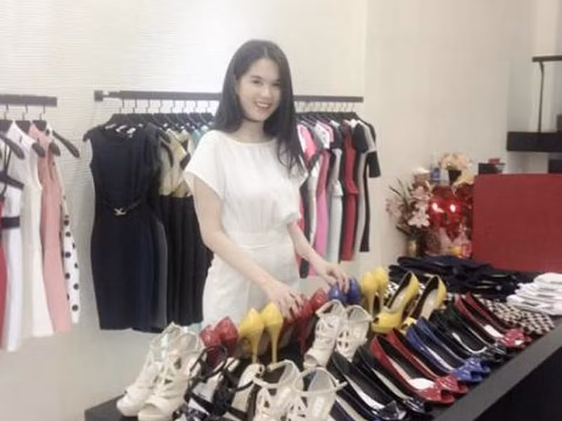 Theo Giáo dục Việt Nam, sau khi mở spa làm đẹp, Ngọc Trinh khai trương một cửa hàng thời trang riêng vào giữa tháng 12/2012 tại TP HCM. Ảnh: Giáo dục Việt Nam