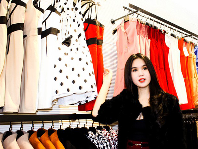 Cuối tháng 12/2012, Ngọc Trinh tiếp tục mở một cửa hàng thời trang tại Hà Nội. Giáo dục Việt Nam