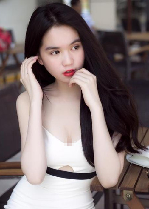 Theo Dân Việt, năm 2013, Ngọc Trinh làm giám đốc sản xuất thương hiệu Game online Huyền thoại Tam Quốc.