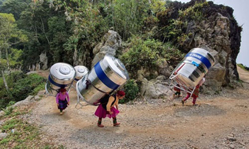 Su that hinh anh phu nu vung cao cong bon nuoc len nui