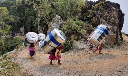 Su that hinh anh phu nu vung cao cong bon nuoc len nui