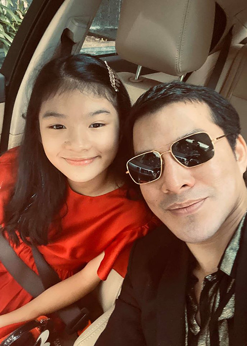 Nam diễn viên đưa con đi học, đón con đi chơi khi vợ cũ bận công tác. Ảnh: FBNV