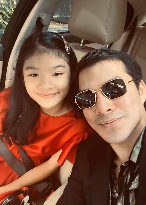 Nam diễn viên đưa con đi học, đón con đi chơi khi vợ cũ bận công tác. Ảnh: FBNV