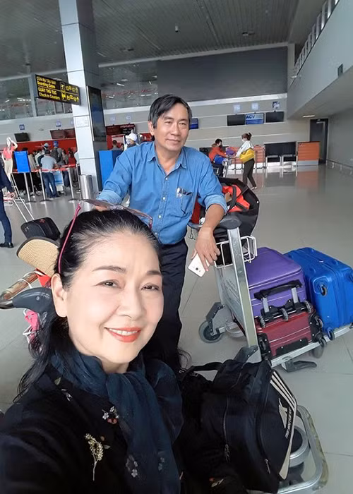 Nữ nghệ sĩ cho biết khi mới tìm hiểu người chồng thứ 2, cô bị mẹ chồng phản đối vì bà không muốn có con dâu là diễn viên, nhưng sau đó cuộc hôn nhân này vẫn nhận được sự ủng hộ. Ảnh: Công lý xã hội