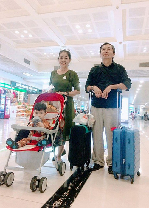 Nữ diễn viên cho biết, chồng luôn là hậu phương vững chắc, ở nhà cơm nước, giặt giũ, chăm sóc cửa nhà khi cô đi quay phim và chẳng ngại giờ giấc để đưa đón cô. Ảnh: Công lý xã hội