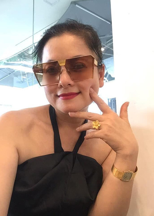 “Anh Cường luôn dành sự chu đáo cho gia đình, quan tâm tới vợ con, là người giàu tình cảm. Có điều, anh ấy khá kín đáo, ít thể hiện bằng lời nói. Vào những ngày đặc biệt như sinh nhật của vợ, các ngày của chị em phụ nữ, anh Cường luôn dành cho tôi những tình cảm nồng nàn hơn bình thường. Cả hai chúng tôi cùng không ngừng nỗ lực cố gắng cho tổ ấm của mình”, nữ diễn viên phim "Tình yêu và tham vọng" nói về chồng. Ảnh: FBNV