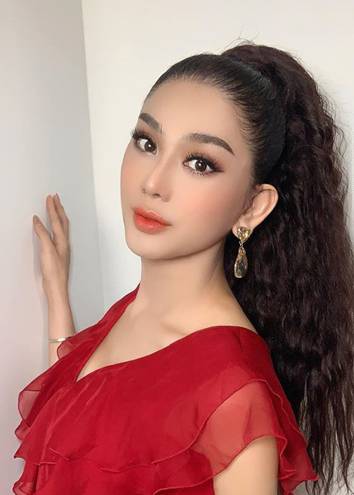 Giống Lynk Lee, Lâm Khánh Chi cũng trải qua quá trình chuyển giới nhiều khó khăn. Theo Lâm Khánh Chi, để chuẩn bị cho cuộc phẫu thuật, cô phải tiêm đủ loại hormone trong một thời gian rất dài. Ròng rã 2 năm chịu đựng, Lâm Khánh Chi bước vào cuộc đại phẫu.