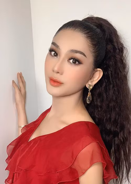 Giống Lynk Lee, Lâm Khánh Chi cũng trải qua quá trình chuyển giới nhiều khó khăn. Theo Lâm Khánh Chi, để chuẩn bị cho cuộc phẫu thuật, cô phải tiêm đủ loại hormone trong một thời gian rất dài. Ròng rã 2 năm chịu đựng, Lâm Khánh Chi bước vào cuộc đại phẫu.