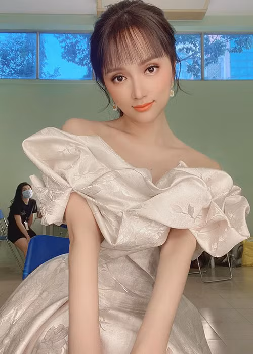 Để sống với giới tính thật của mình, Hương Giang quyết định chuyển giới. Vì biết bố mẹ không đồng ý nên nữ ca sĩ đã âm thầm sang Thái Lan để thực hiện phẫu thuật. Sang Thái Lan với Hương Giang chỉ có một người đi cùng để chăm sóc trong những ngày hậu phẫu.