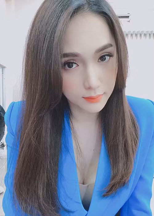 Ngoài ra, khoảng thời gian sau chuyển giới, Hương Giang từng mắc bệnh trầm cảm. Cô buồn, suy sụp, thường xuyên nghĩ đến cái chết. Tuy nhiên, nhờ có chị gái ngủ chung phòng, đêm nào Hương Giang nằm khóc đều được chị động viên, an ủi, cuối cùng Hương Giang cũng vượt qua.