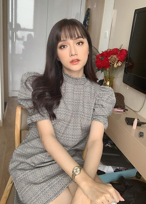 Mỗi ngày nữ ca sĩ phải uống hàng trăm loại thuốc điều tiết nội tiết. Đến nay, Hương Giang tập sống chung với ảnh hưởng của các loại thuốc và chất gây mê ở trong cơ thể. Cô học cách chấp nhận nếu khán giả trách mình vì những phút giây “dở hơi” không thể tránh đó.