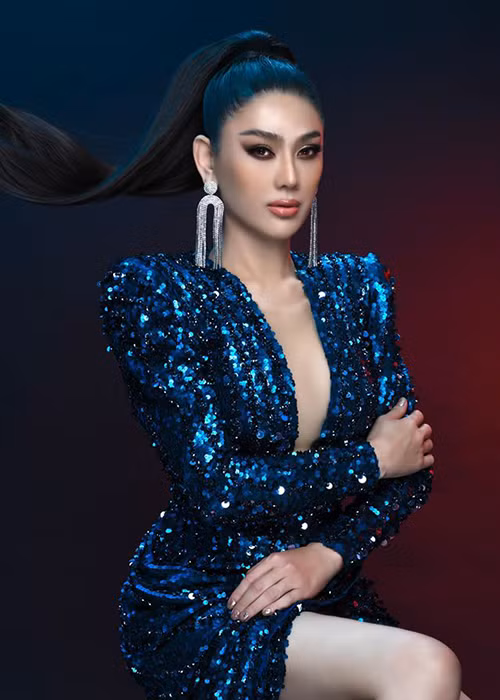 Nhớ lại quãng thời gian nằm trên giường phẫu thuật, nữ ca sĩ nói: “Ngày đầu tiên thấy mình là con gái, tôi thực sự rất mừng. Nhưng khi đau quá thì tôi không kìm được nước mắt. Thời gian đó, tôi bị nhiễm trùng, tưởng sẽ chết trên đất Thái...".