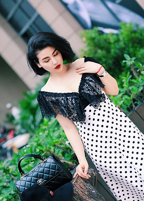 Chia sẻ trên Zing mới đây, Quỳnh Hoa cho biết, cô bằng lòng với cuộc sống hiện tại, không bị áp lực.