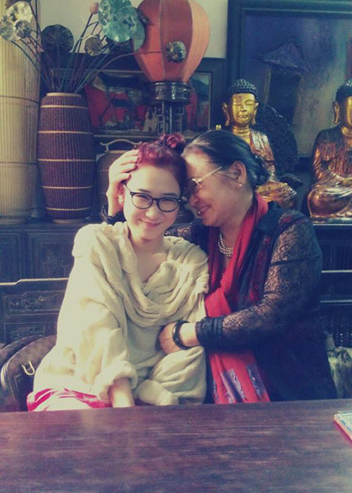 Theo mẹ của diva Thanh Lam, Hồng Vân rất mạnh mẽ. Cô từng học ngành Lý luận sáng tác ở Nhạc viện. Sau đó, Hồng Vân sang Australia học về thiết kế nội thất.