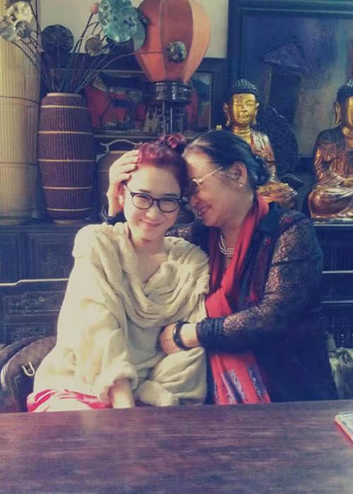 Theo mẹ của diva Thanh Lam, Hồng Vân rất mạnh mẽ. Cô từng học ngành Lý luận sáng tác ở Nhạc viện. Sau đó, Hồng Vân sang Australia học về thiết kế nội thất.