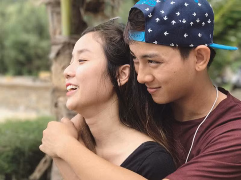 Ở độ tuổi 14, Bảo Ngọc gặp Hoài Lâm. Vào thời điểm đó, cả hai đều chưa biết mối tình đầu là gì.