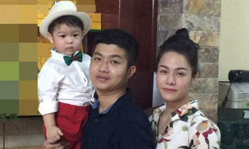 Nhat Kim Anh to bi chong cu duoi ve khi den dua con di choi