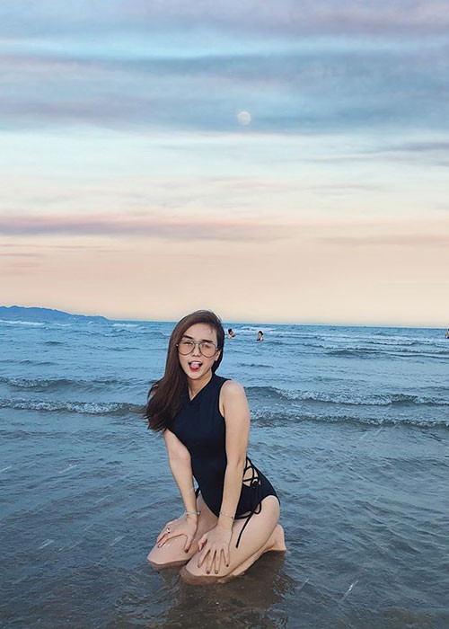 Sau khi sinh con, Bảo Ngọc vẫn giữ được hình thể gọn gàng, gợi cảm.