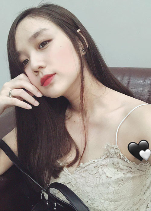 Cô chăm chỉ bán hàng để tự lập khi còn gắn bó với Hoài Lâm.