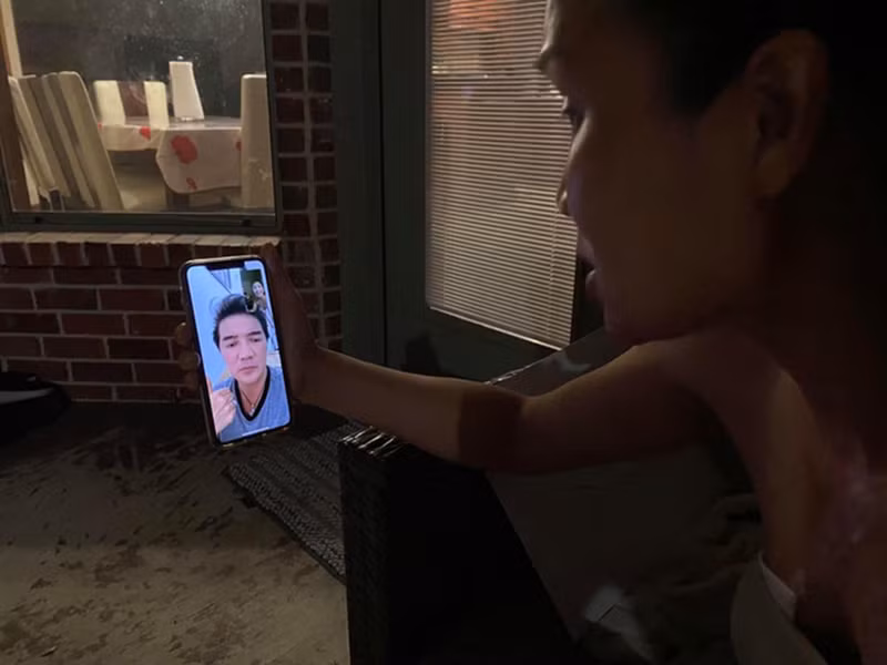 Nữ ca sĩ về nhà điều trị các vết thương và đến bệnh viện tái khám định kỳ.