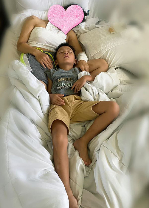 Bà mẹ 3 con từng giấu kỹ gương mặt bị bỏng. Tuy nhiên, sau khi biết một gia đình ở Việt Nam bị bỏng do nhà bị cháy, Hồng Ngọc quyết định chia sẻ hình ảnh khi vết thương còn mới của cô để cảnh báo mọi người cẩn trọng hơn.