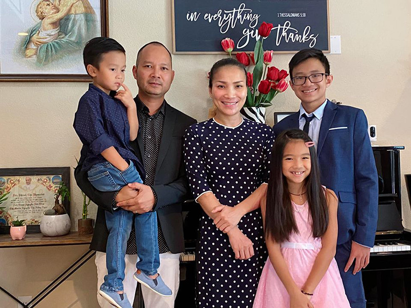 Hình ảnh Hồng Ngọc tươi tắn bên chồng con.