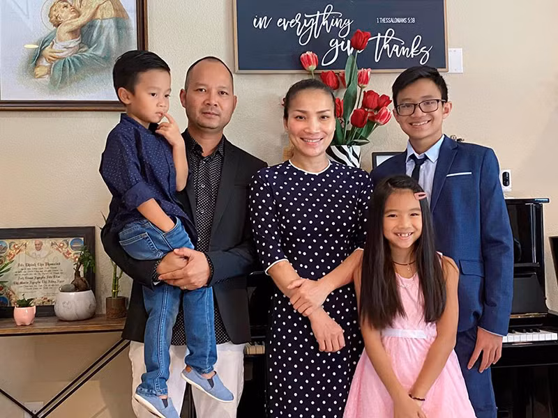 Hình ảnh Hồng Ngọc tươi tắn bên chồng con.