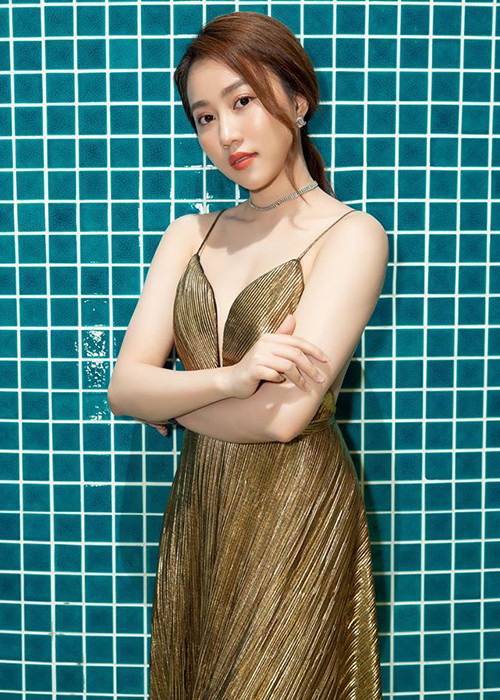 Ngoài vai trò diễn viên, cô còn được chú ý vì từng hẹn hò cầu thủ Tiến Linh.