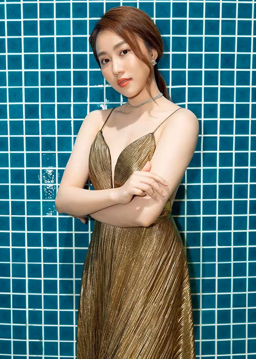 Ngoài vai trò diễn viên, cô còn được chú ý vì từng hẹn hò cầu thủ Tiến Linh.