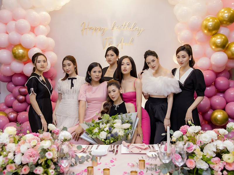 Mai Phương Thúy diện đầm hai dây ôm sát khoe vóc dáng nuột nà, tự tin đọ sắc cùng dàn hoa hậu, á hậu.