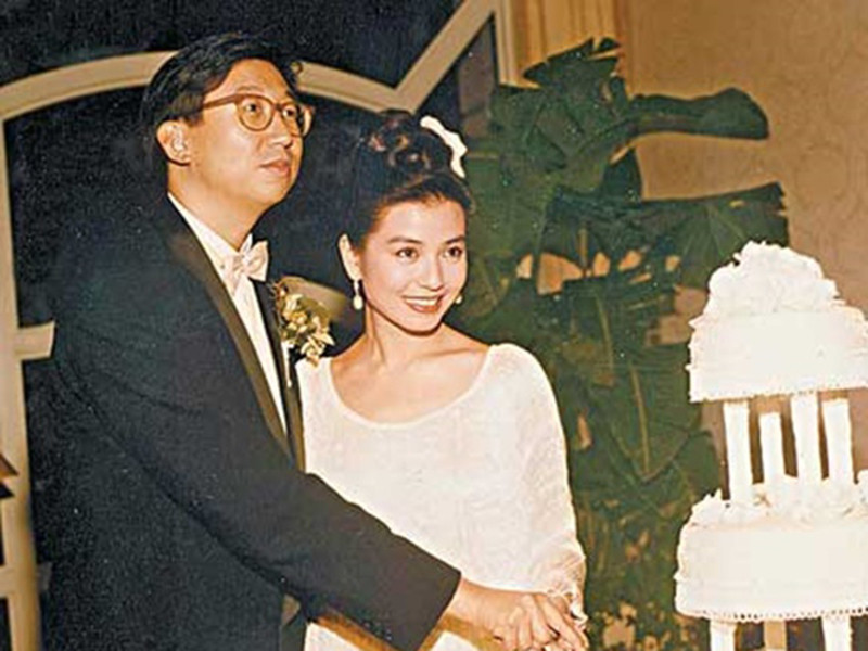 Chung Sở Hồng kết hôn năm 1991 với Chu Gia Đỉnh. Cặp đôi thống nhất sẽ không sinh con. Cho đến nay nhiều người vẫn không rõ lý do vì sao Chung Sở Hồng sợ sinh con. Ảnh: Người lao động