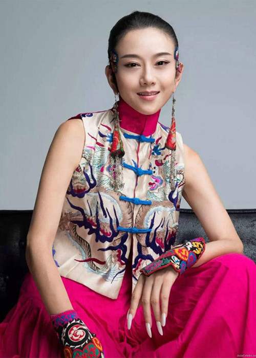 Nữ nghệ sĩ múa Dương Lệ Bình không sinh con vì sự nghiệp. Ngoài ra, từng 2 lần ly hôn nên Mai Siêu Phong trong “Anh hùng xạ điêu” lại càng kiên định với sự lựa chọn của mình. Gần đây, cô bức xúc lên tiếng khi bị nhận xét là một phụ nữ thất bại vì không muốn làm mẹ. Ảnh: Sina