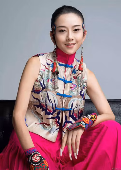 Nữ nghệ sĩ múa Dương Lệ Bình không sinh con vì sự nghiệp. Ngoài ra, từng 2 lần ly hôn nên Mai Siêu Phong trong “Anh hùng xạ điêu” lại càng kiên định với sự lựa chọn của mình. Gần đây, cô bức xúc lên tiếng khi bị nhận xét là một phụ nữ thất bại vì không muốn làm mẹ. Ảnh: Sina