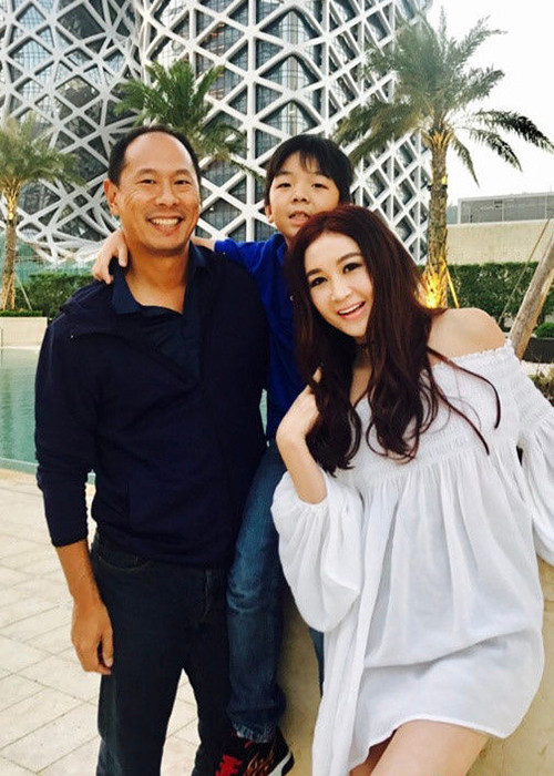 Ôn Bích Hà có cuộc hôn nhân hạnh phúc bên doanh nhân Hà Tổ Quang nhưng quyết không sinh con. Lý do bởi Ôn Bích Hà bị ám ảnh về cái đẹp nên không muốn sinh con và sợ hãi khi chứng kiến quá trình sinh đẻ của chị gái. Vì vậy, từ lâu, Ôn Bích Hà đã nhận con nuôi. Ảnh: Weibo