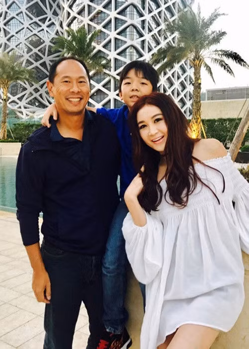 Ôn Bích Hà có cuộc hôn nhân hạnh phúc bên doanh nhân Hà Tổ Quang nhưng quyết không sinh con. Lý do bởi Ôn Bích Hà bị ám ảnh về cái đẹp nên không muốn sinh con và sợ hãi khi chứng kiến quá trình sinh đẻ của chị gái. Vì vậy, từ lâu, Ôn Bích Hà đã nhận con nuôi. Ảnh: Weibo