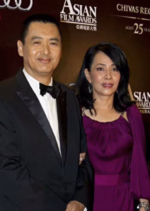 Vợ của Châu Nhuận Phát từng mang bầu nhưng không may sảy thai. Sau đó, bà không muốn sinh con nữa vì nỗi đau quá lớn. Thương vợ, Châu Nhuận Phát cũng thuận theo. Vì không có con, vợ chồng Châu Nhuận Phát dùng hết số gia tài lên đến 5.6 tỷ NDT làm từ thiện. Ảnh: Dân Việt