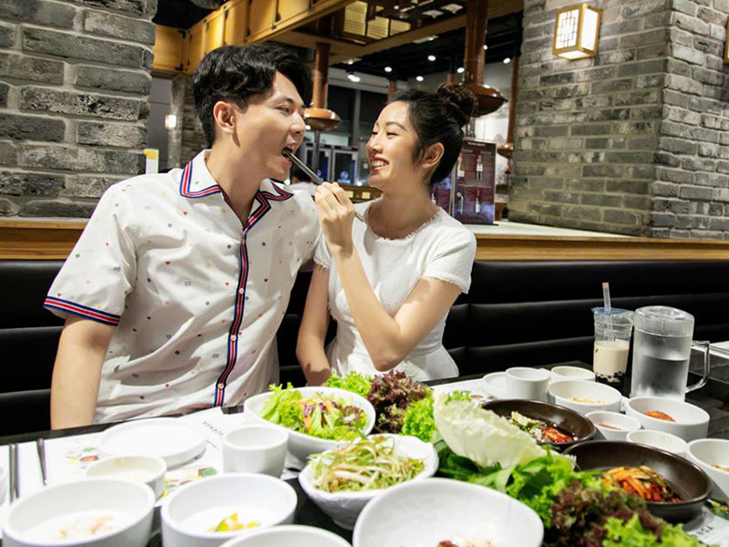 Sắp cưới, Thúy Vân và Nhật Vũ dính như sam.