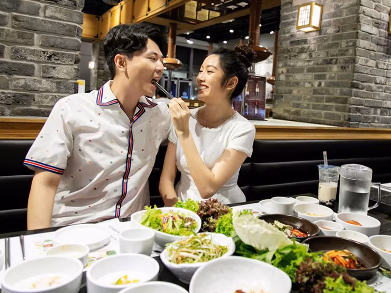 Sắp cưới, Thúy Vân và Nhật Vũ dính như sam.