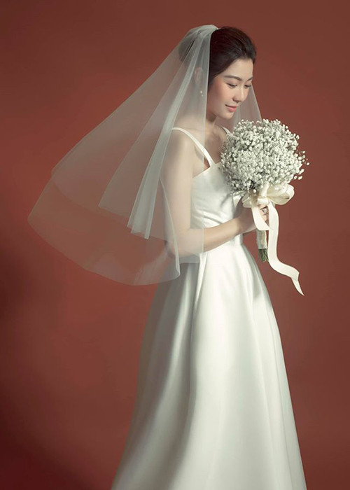 Thúy Vân lựa chọn chiếc váy cưới đơn giản nhưng tinh tế cho bộ ảnh cưới chụp trong studio.
