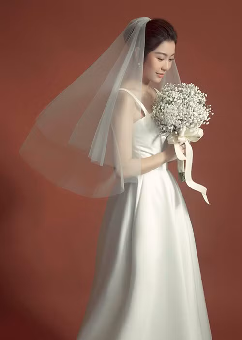 Thúy Vân lựa chọn chiếc váy cưới đơn giản nhưng tinh tế cho bộ ảnh cưới chụp trong studio.