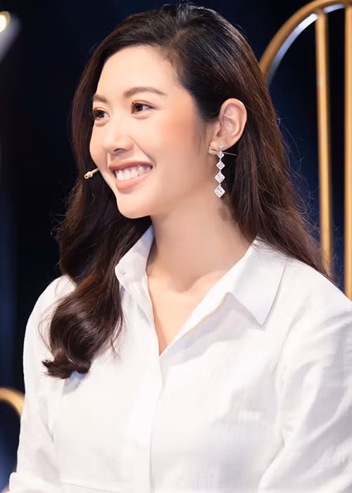 Thúy Vân không giấu được niềm hạnh phúc khi sắp lên xe hoa.