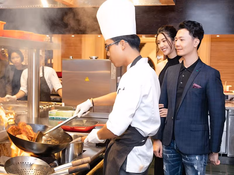 Hình ảnh nàng á hậu được ông xã đưa đi ăn.