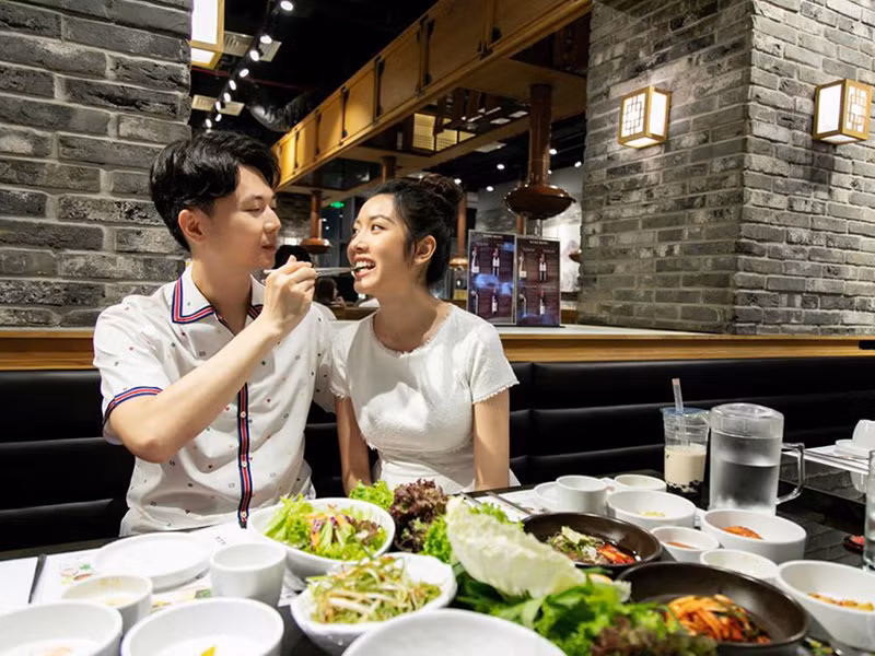 Đây là lần hiếm hoi chân dài sinh năm 1993 mặc đầm ôm sát.